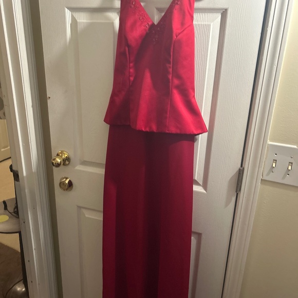 82) red David’s bridal V cut halter neck formal dress size 4 - Picture 1 of 3